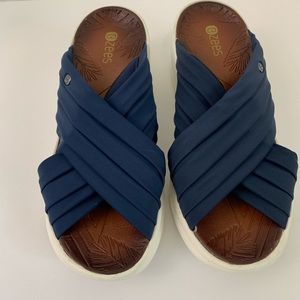 BZees slip on sandals great arch support